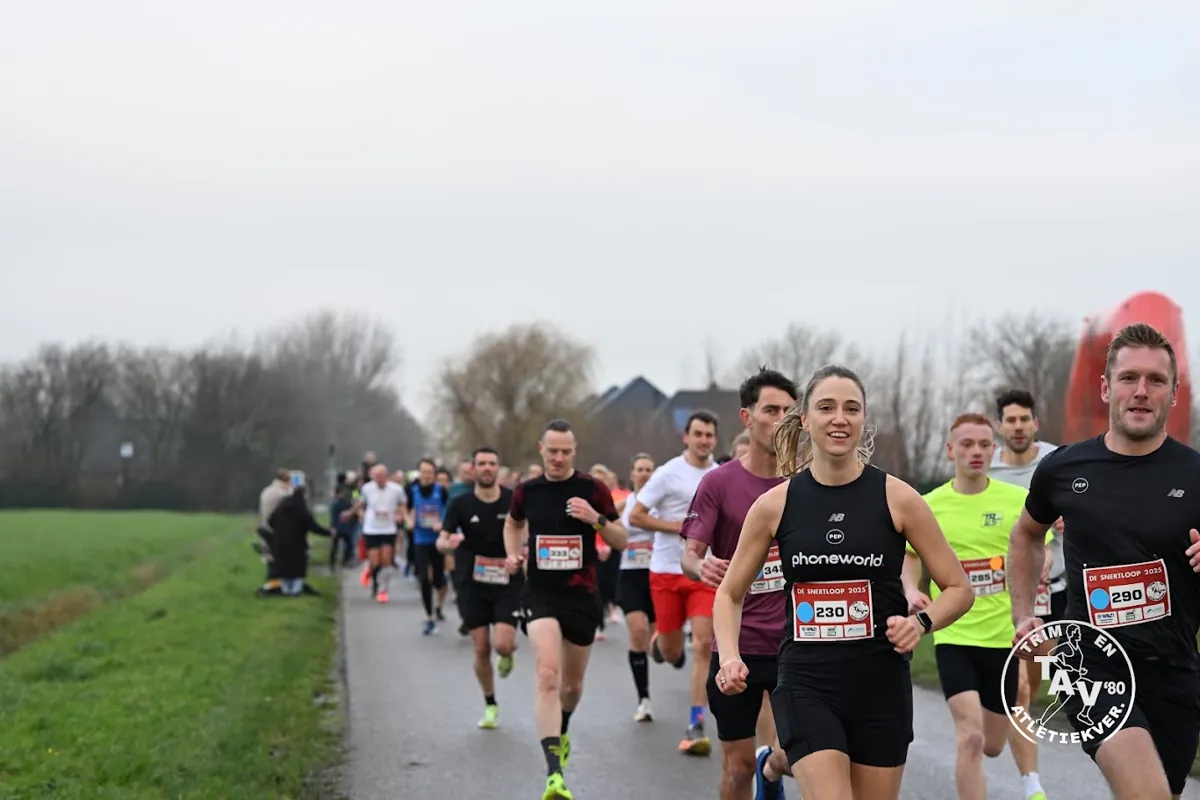 Lopers tijdens de start van de TAV'80 Snertloop in 't Veld
